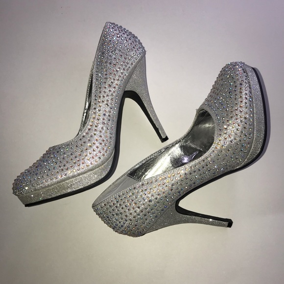 SOLD 💵 Kiss & Tell Silver Bling High Heels Size 8.5 - Picture 3 of 6